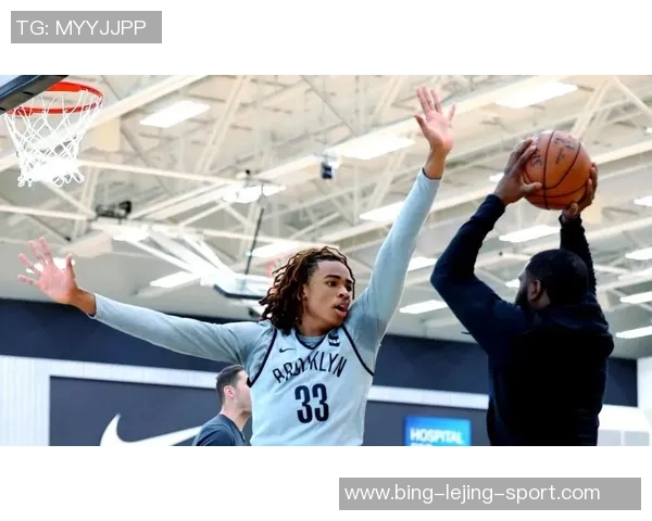 克拉克斯顿内线表现抢眼15分钟内高效拿下11分并抢8篮板